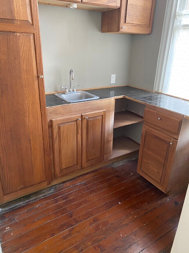 Studio Room Has Sink - 401 E Duffy St