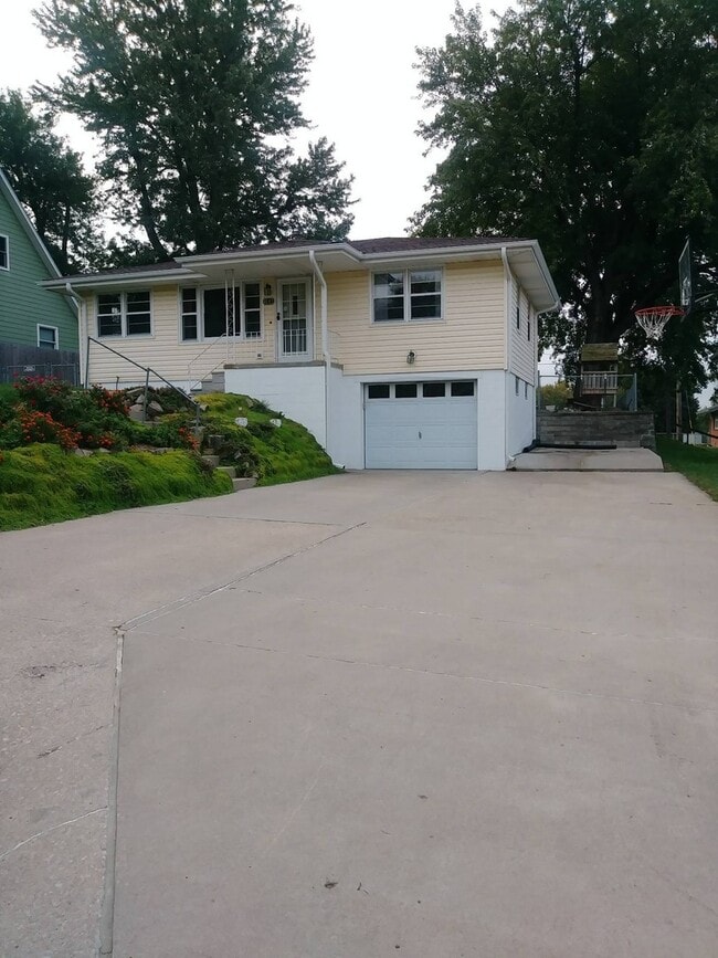 Building Photo - Beautiful 3 bed 1 bath house, over sized driveway, garage and fenced in back yard $1,795