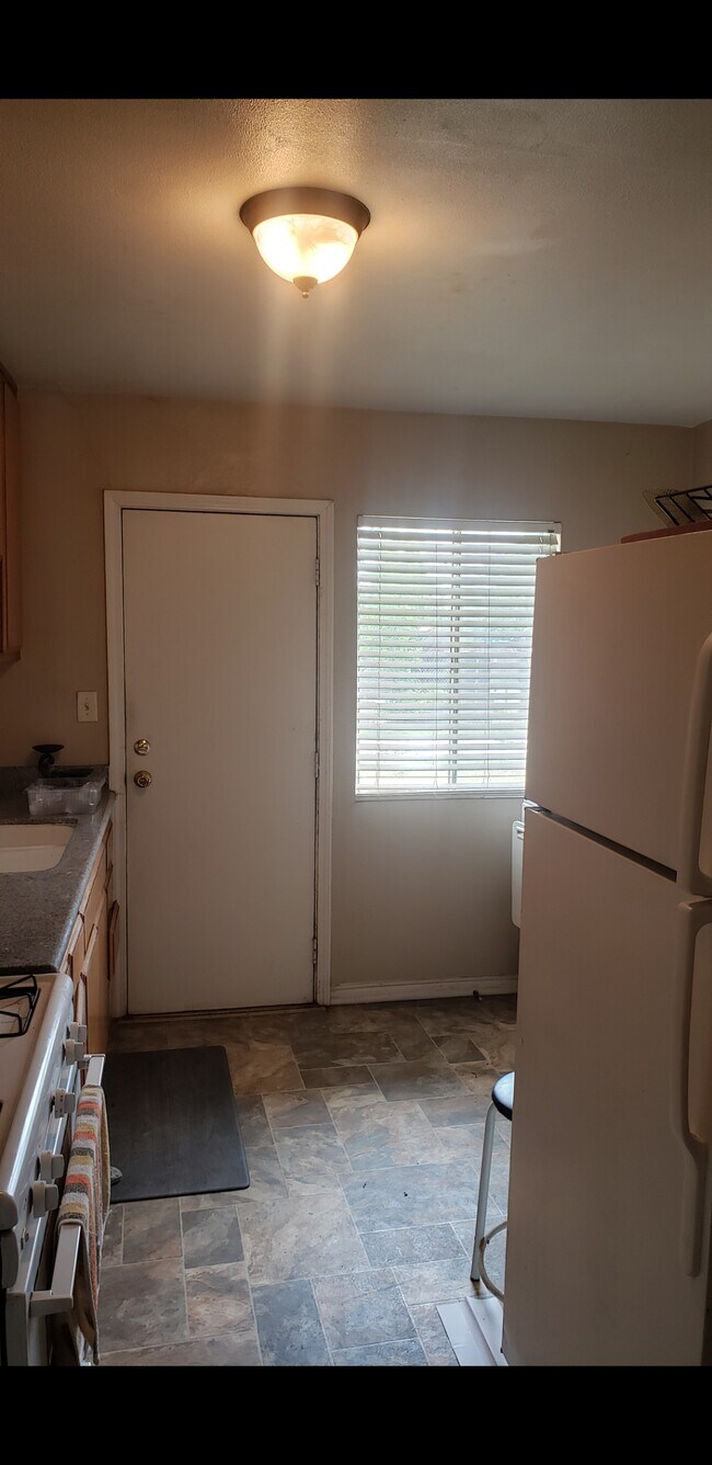 Photo - 117 E 6th St Casa Unidad Duplex