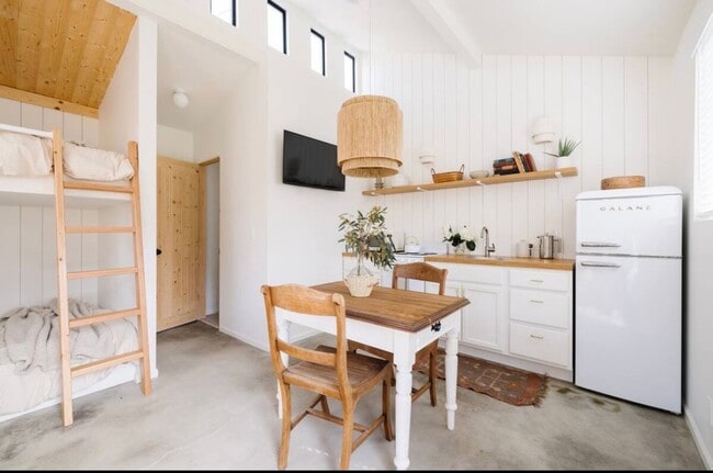 Photo - Fully furnished studio apartment in the North End! | 3-6 month leases available!!