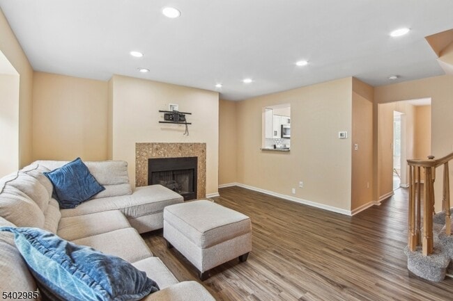 Photo - 4 Tow Path Cres