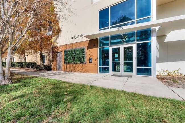 Building Photo - 525 E Jackson St Unit 302