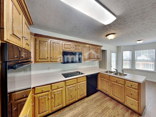 Photo - 204 Creekwood Dr