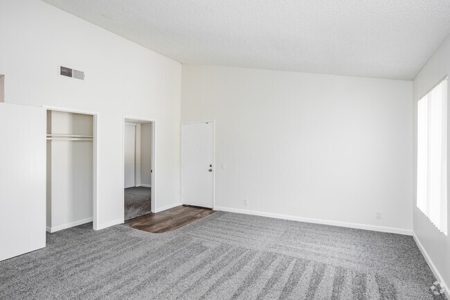 2BR, 2BA - 820SF - Living Room
