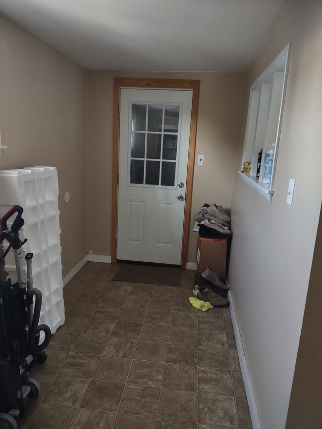Front hallway enterance - 31 Douglas St Unit Upper