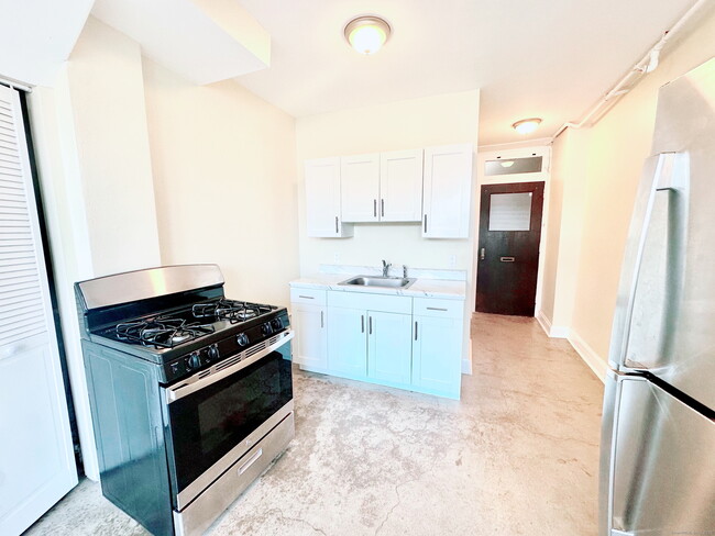 Building Photo - 77 Bank St Unit 3A