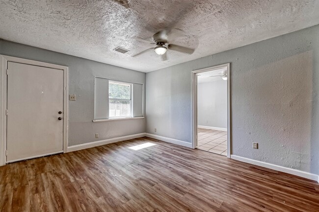 Photo - 10506 Buffum St