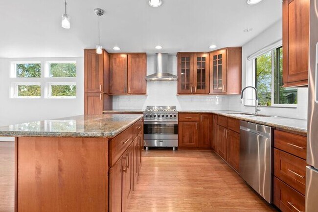 Photo - Luxurious Air-Conditioned Leschi View Townhome