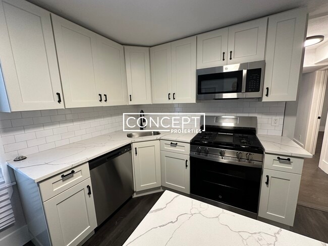 Building Photo - 118 Marginal St Unit 2-CP