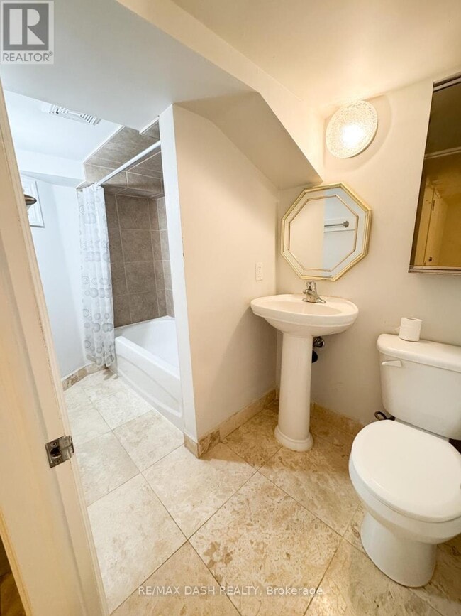 Photo - 1529 Queen St E