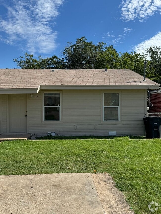 Building Photo - 511/513 W. Hallmark Unit 511 W Hallmark Rental