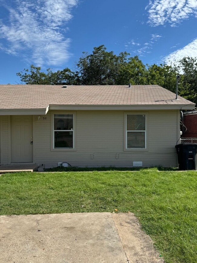 Building Photo - 511/513 W. Hallmark Unit 511 W Hallmark Rental