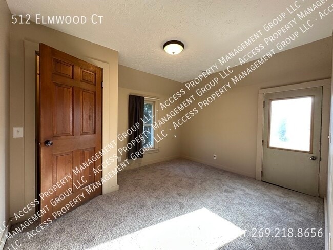 Photo - 512 Elmwood Ct House