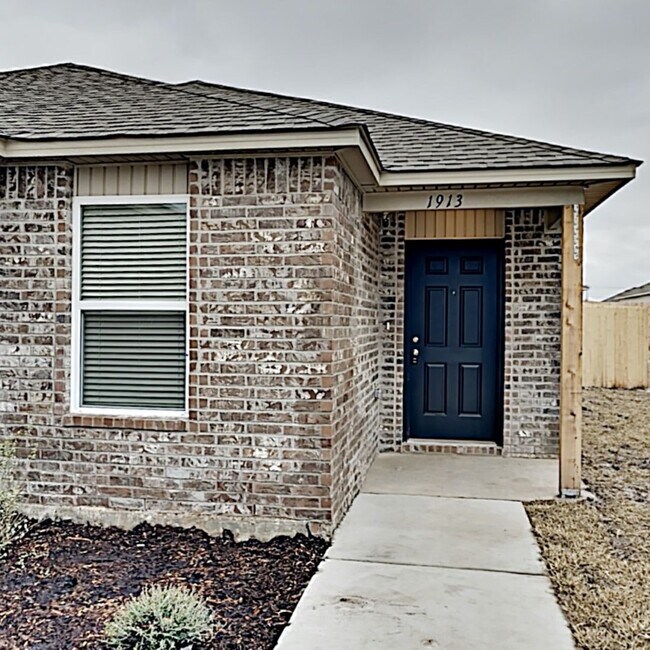 Photo - Very Nice 3 Bedroom 2 Bath Home in Yukon S...