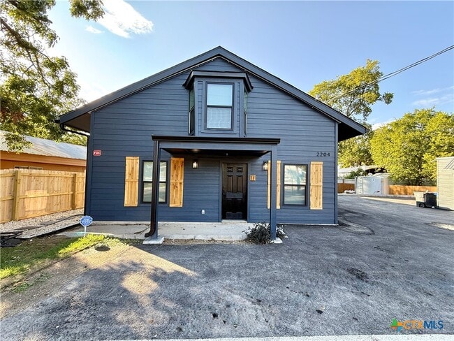 Building Photo - 2204 W San Antonio St Unit 1