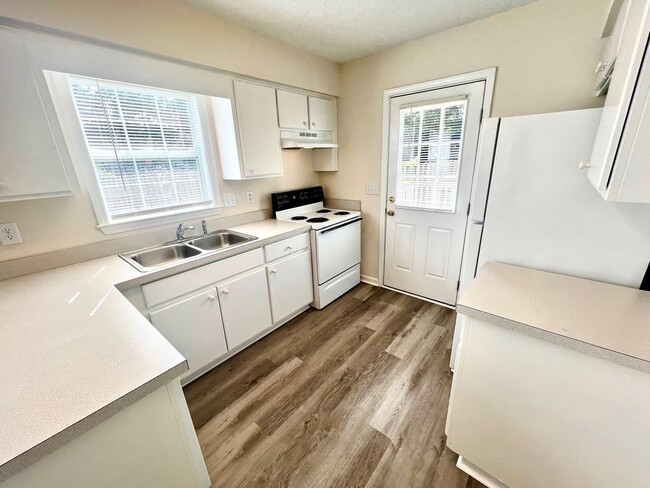 Photo - 105 White Ash Ln