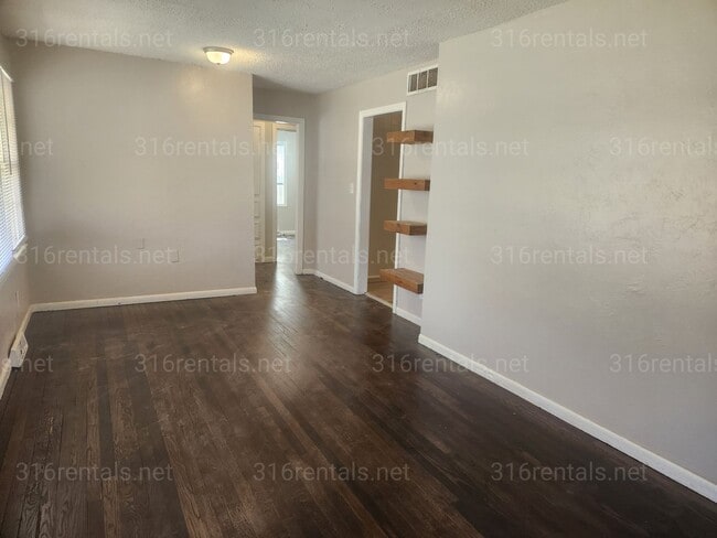 Building Photo - $1,195 - 3 bedroom/ 1 bathroom - Single Family Home