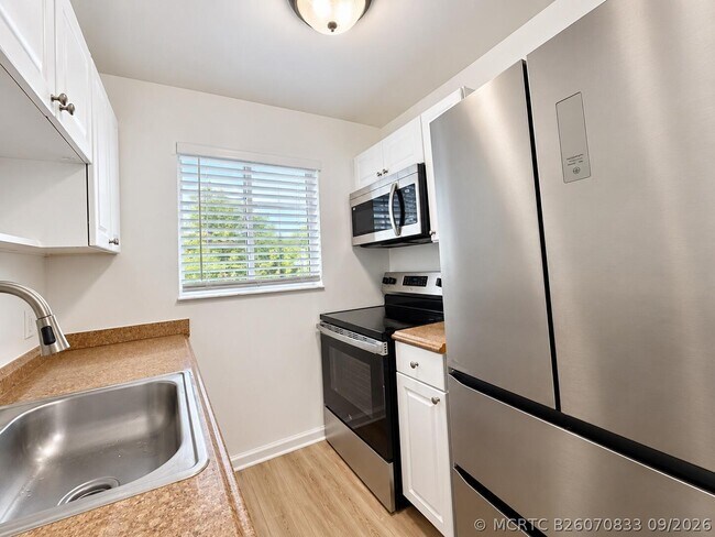 Building Photo - 1671 NE 33rd St Unit Apt 11