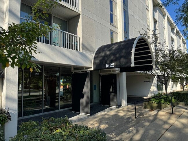 Building Photo - 1625 Sheridan Rd Unit 313