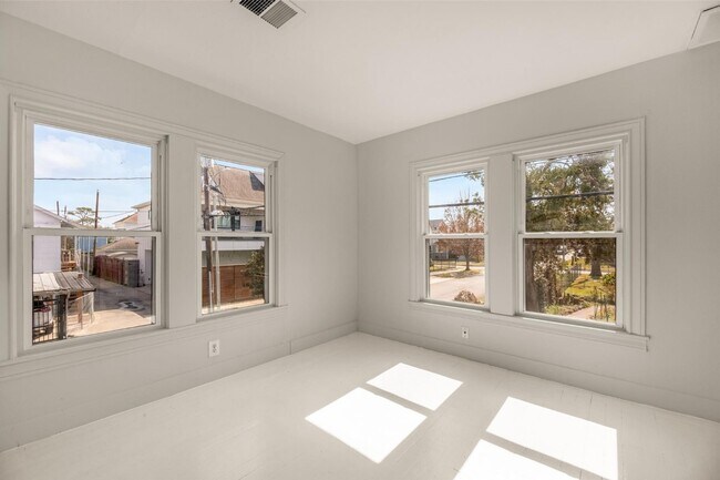 Photo - 2415 Columbia St