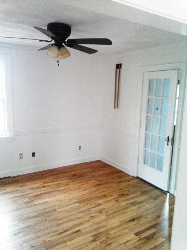 Photo - 3 BR / 1.5 BA Cute Cape Cod with a garage for Rent in Lakeside!