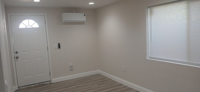 Building Photo - 1116 E 25th St Unit 2