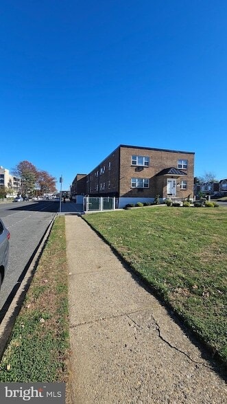 Photo - 1923-25-2201-25 Lansing St Unit 2219 1ST FLOOR
