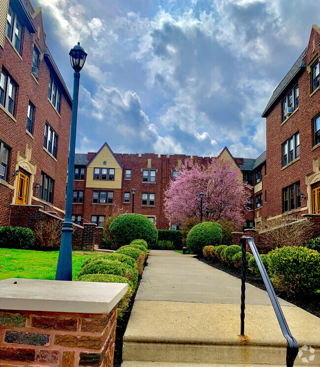 Beautiful Courtyard Views - Ridley Manor Rental