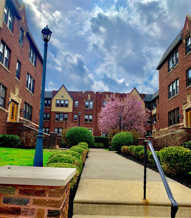 Beautiful Courtyard Views - Ridley Manor Apartments