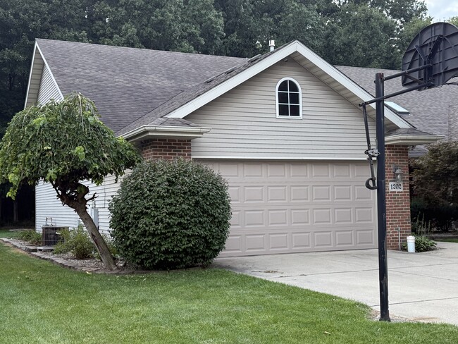 Building Photo - 1202 Griffin Lake Ave Rental