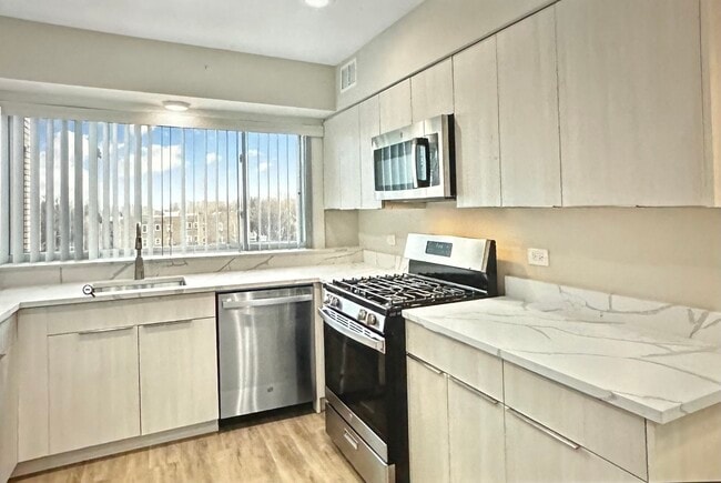 Building Photo - 2330 W Lunt Ave Unit 401 Rental