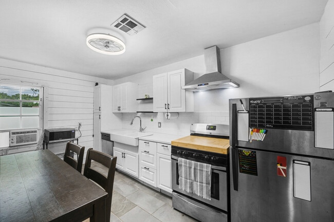 Building Photo - 1913 NW Baldwin Ave