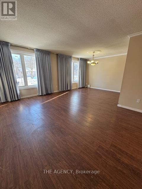 Photo - 63 Centre St E