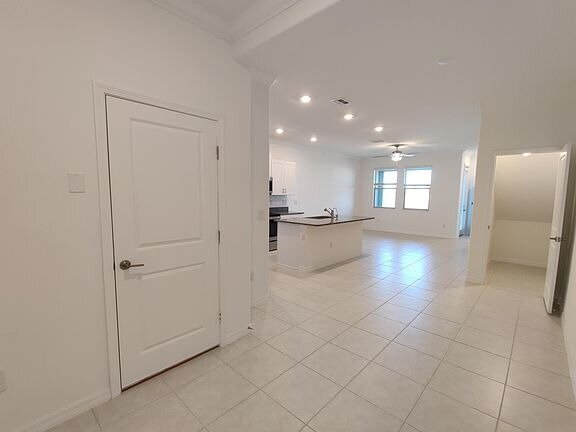 Photo - 31873 Blue Passing Loop