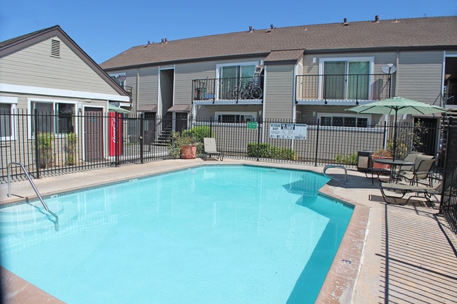 Building Photo - Shadetree North & South