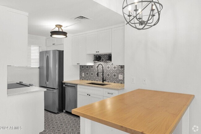 Building Photo - 6125 E Indian School Rd Unit Apt 240