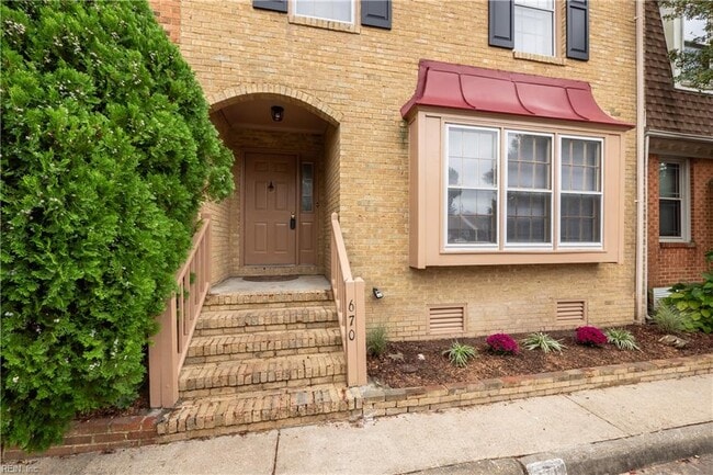 Photo - 670 Lord Dunmore Dr