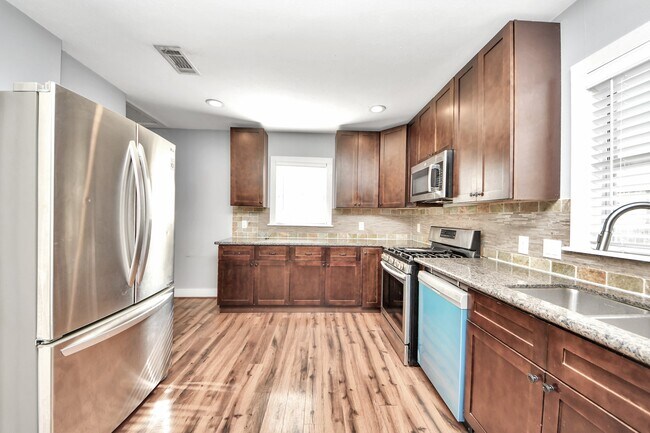 Photo - 2820 Holman St