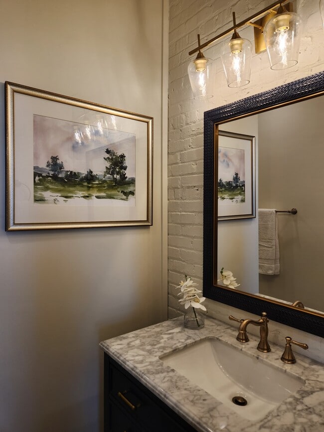 Photo - 501 Main St S