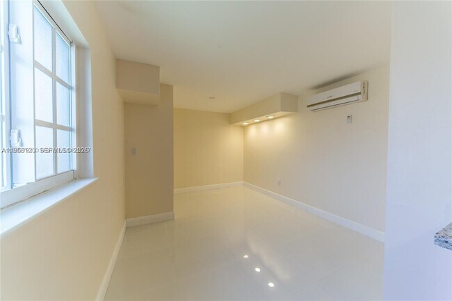 Photo - 1748 NE 180th St Unidad 0