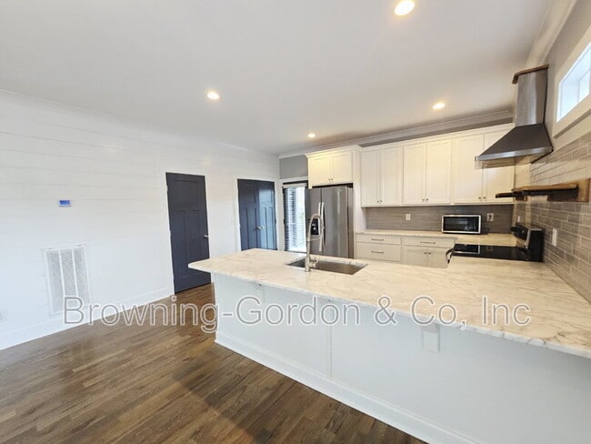 Photo - 668A James Ave