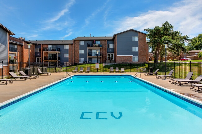 Piscina - Country Club Village Apartments