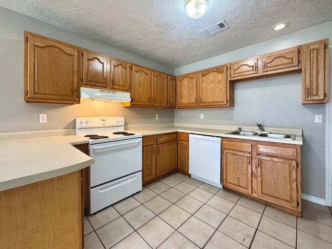 Building Photo - 2/1 Updated Rental Just North of Batesvill... Unit 2