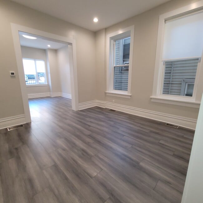 Building Photo - 2306 S Oakley Ave Unit --