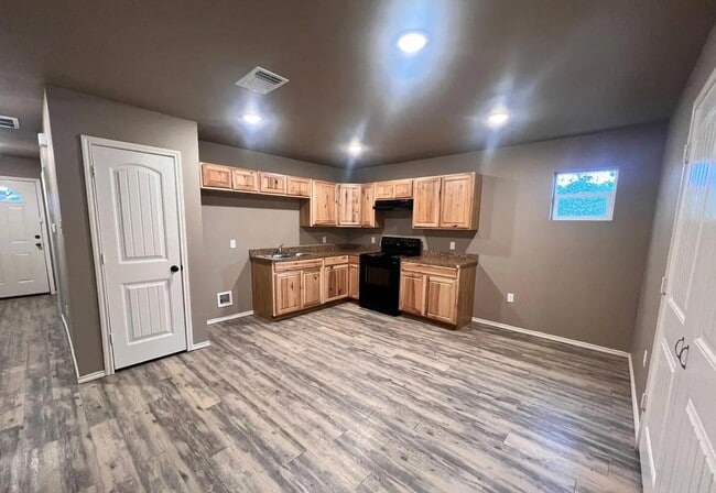 Photo - 1516 E 8th St