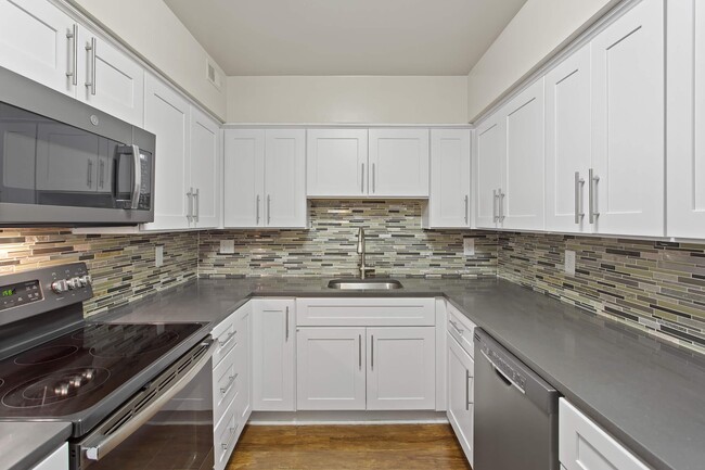 MODERN KITCHEN - Huntington Square Apartments