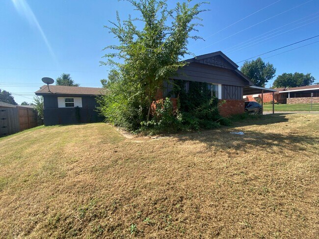 Building Photo - Charming 5 Bedroom House