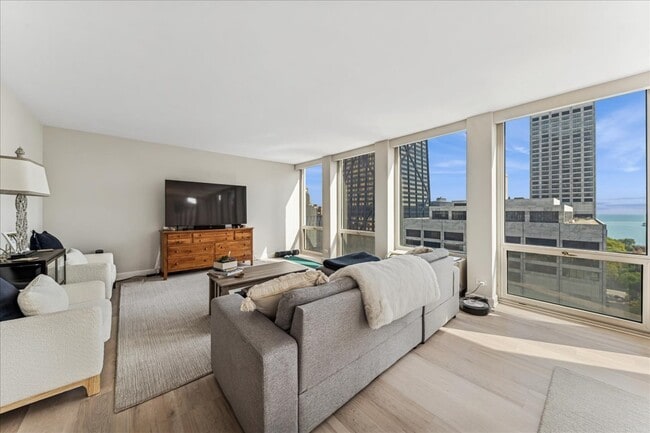 Photo - 111 E Chestnut St Unidad 22K