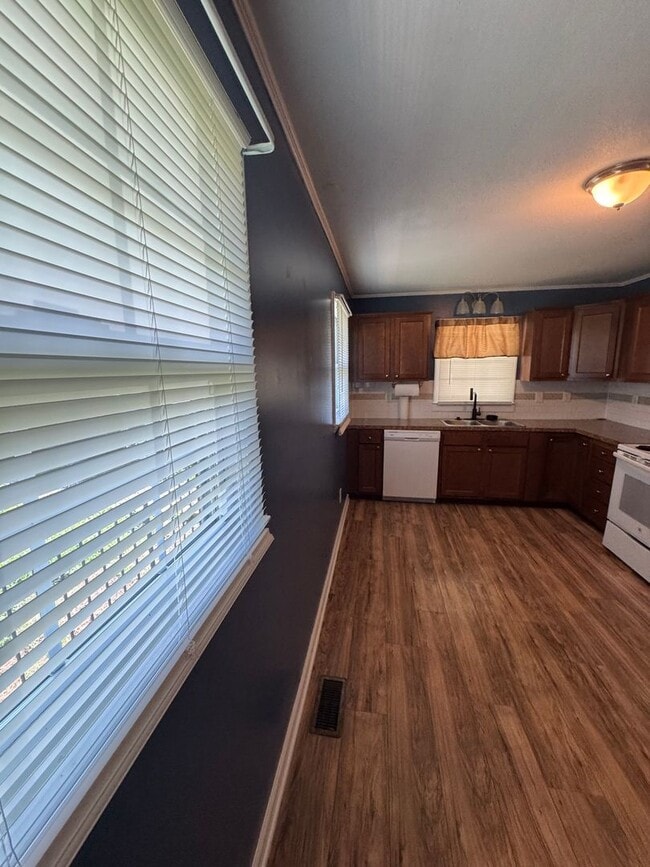 Photo - 829 Montclair Cir NW