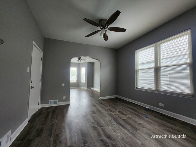 Building Photo - 707 E 92nd Pl